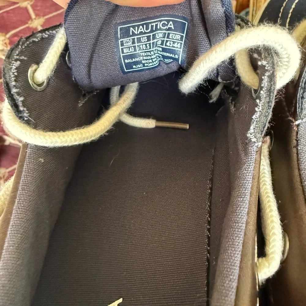 NAUTICA men’s 10 1/2 navy boat shoe excellent condition the “MALAD”